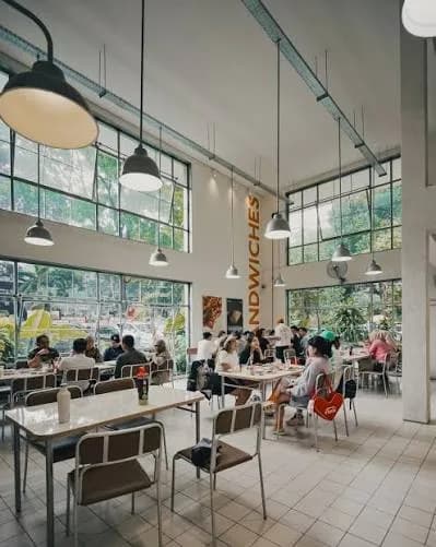 BMB Canteen Bandung: Mengapa Corned Beef Sourdough Ini Bikin Orang Rela Antre?
